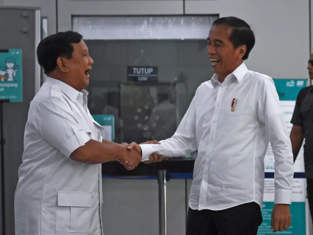 Presiden Joko Widodo (kanan) berjabat tangan dengan Ketua Umum Partai Gerindra Prabowo Subianto (kiri) saat tiba di Stasiun MRT Lebak Bulus, Jakarta, Sabtu (13/7/2019).  ANTARA FOTO/Wahyu Putro A