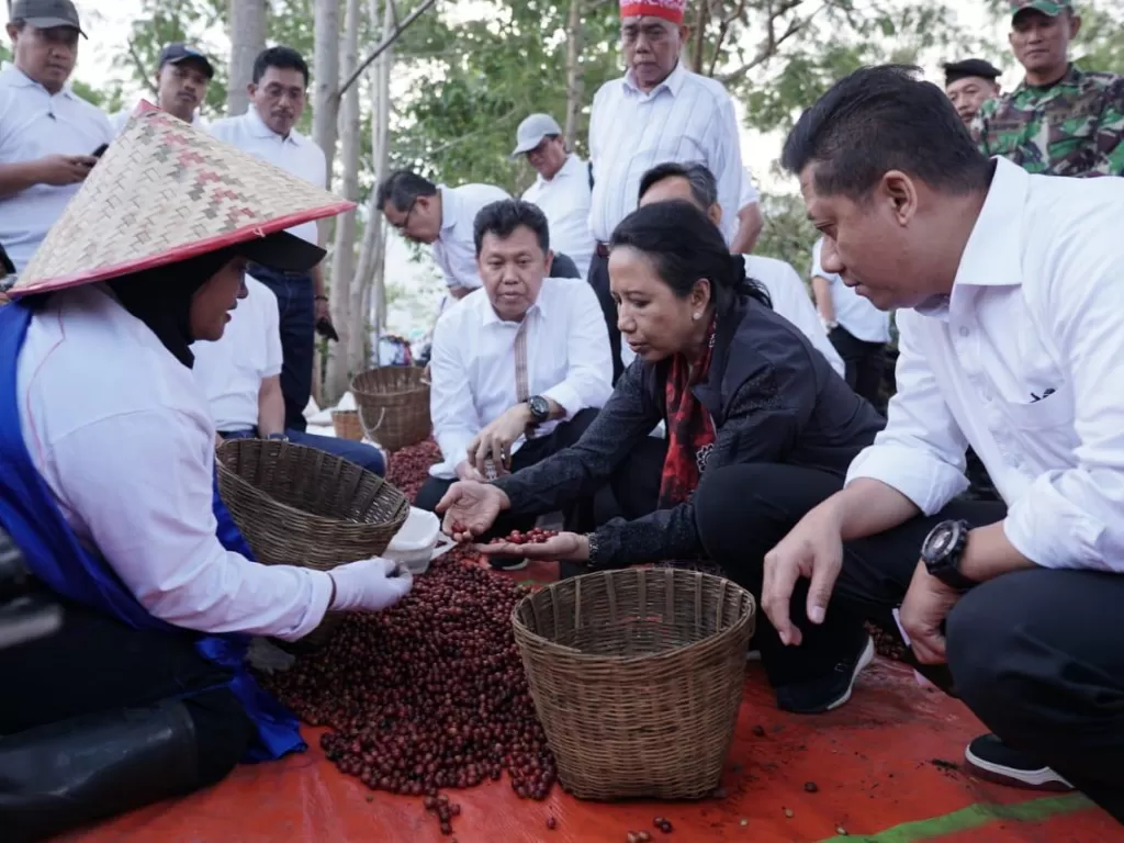 Menteri Rini Soemarno mengunjungi perkebunan kopi Kalisat Jampit milik PT Perkebunan Nusantara XII (PTPN XII) di Banyuwangi, Jawa Timur. (16/72019)/bumn.go.id