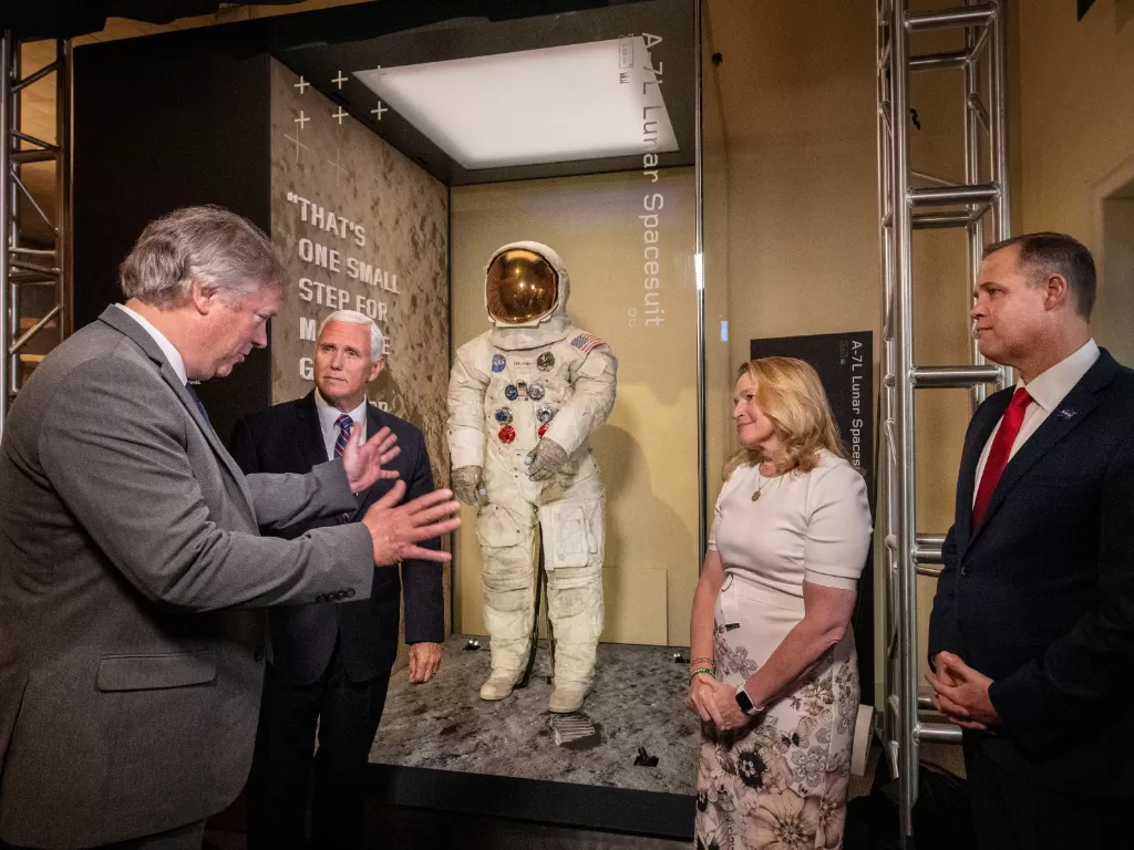 Pembukaan selubung ruang pamer baju milik Neil Armstrong. (Smithsonian Air and Space Museum/Jim Preston/Handout via Reuters)