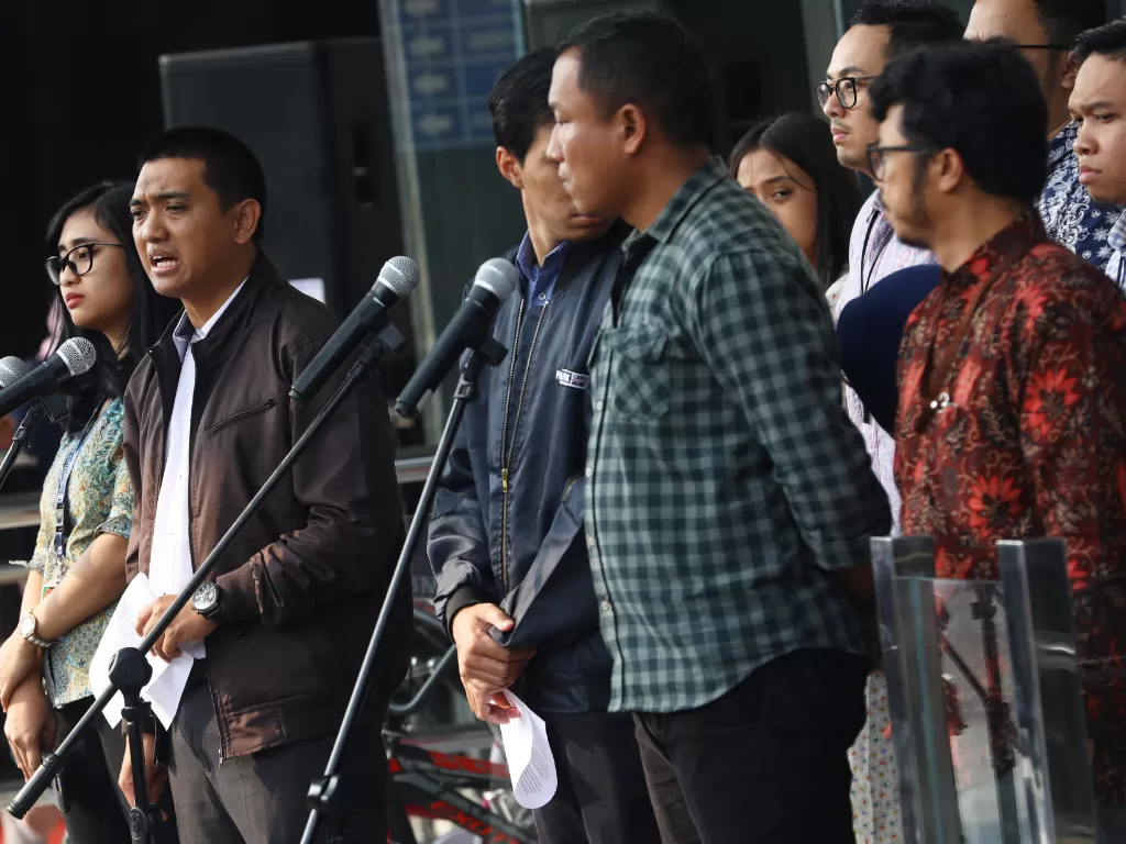Ketua Wadah Pegawai KPK Yudi Purnomo Harahap (kedua kiri)/ANTARA FOTO/Rivan Awal Lingga