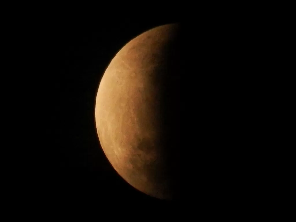 Puncak gerhana bulan sebagian atau parsial sekitar pukul 04:30 WIB terlihat dari Bekasi. (ANTARA FOTO/Paramayuda)