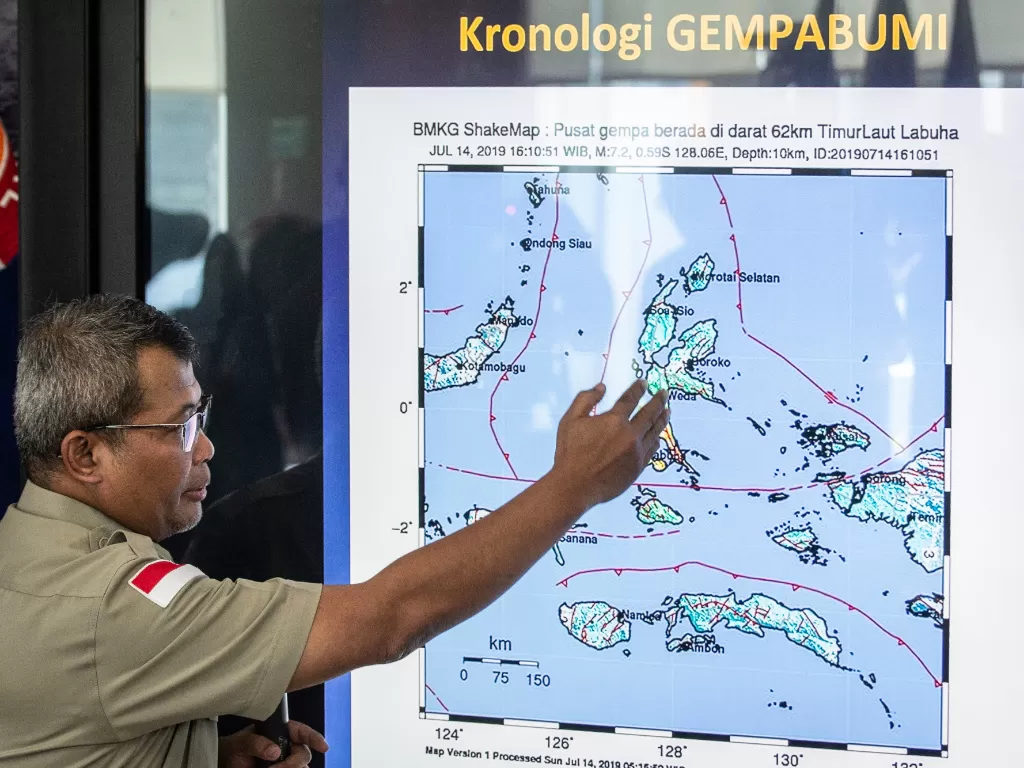 Plh Kepala Pusat Data Informasi dan Humas BNPB Agus Wibowo memberikan pemaparan mengenai dampak dan penanganan darurat gempa bumi Halmahera saat konferensi pers, di Graha BNPB, Jakarta, Senin (15/7/2019). ANTARA FOTO/Aprillio Akbar