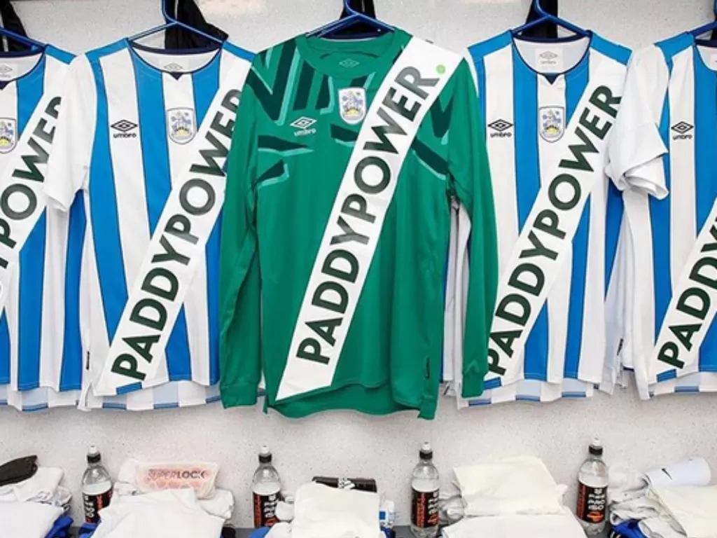 Jersey Huddersfield dengan desain sponsor yang tidak biasa/Instagram/@trivelafutebol