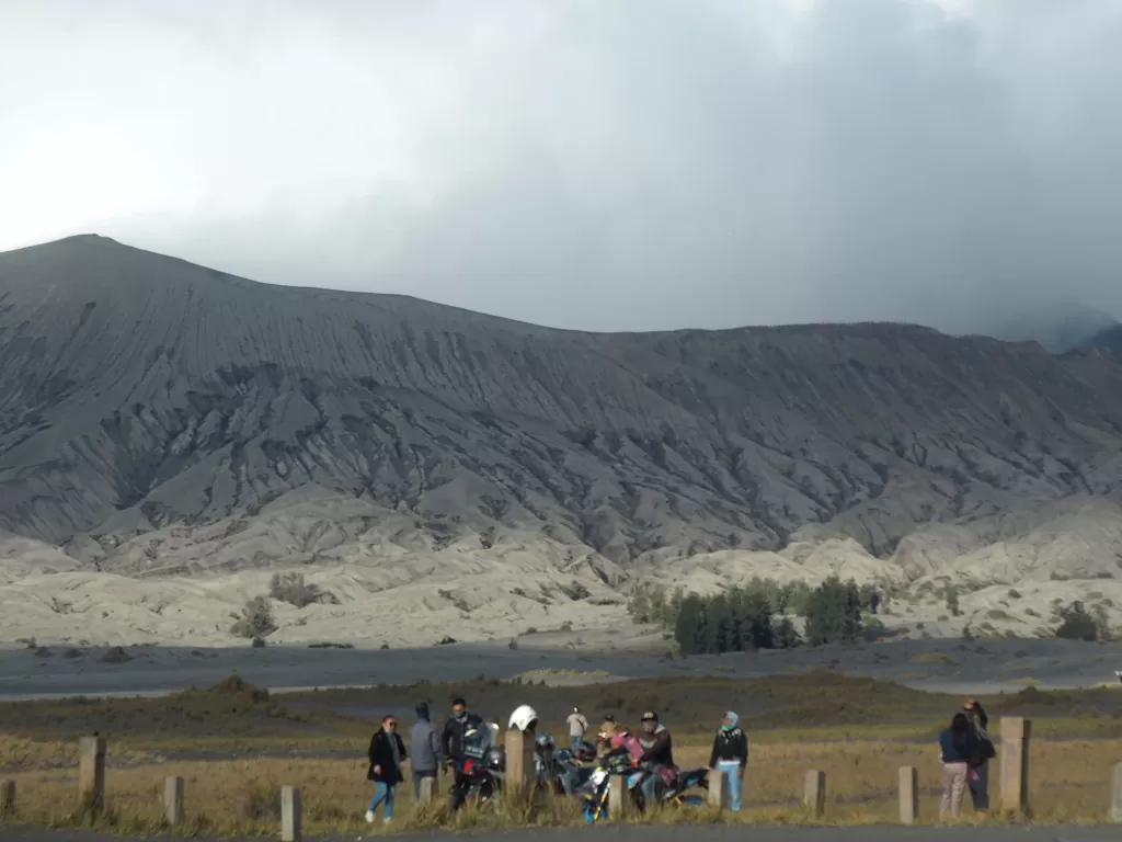 Pusat Vulkanologi Mitigasi Bencana Geologi (PVMBG) menghimbau masyarakat dan wisatawan tidak mendekat kawasan kawah Gunung Bromo sejauh radius satu kilometer. ANTARA FOTO/Vermensius Onggat Gebze