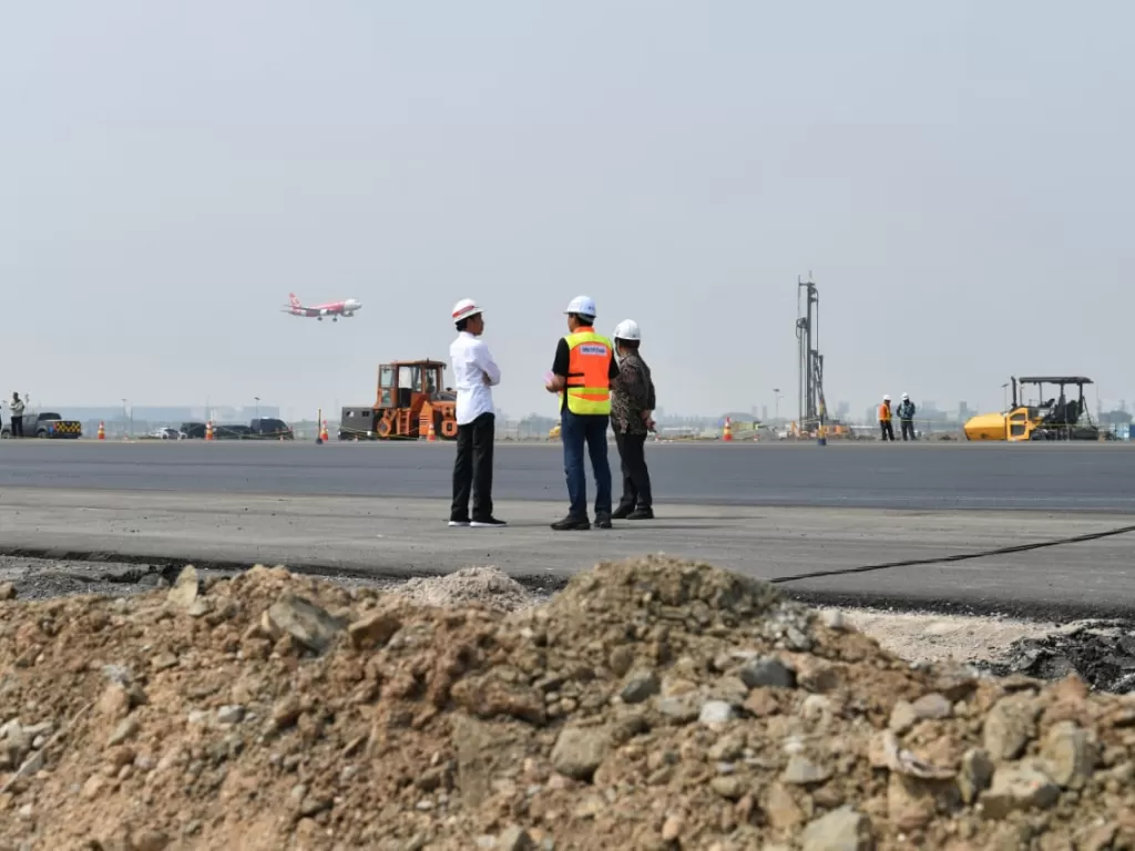 Presiden Jokowi didampingi Mensesneg Pratikno meninjau progress pembangunan landasan pacu atau runway ketiga Bandara Soekarno Hatta (Soetta), Tangerang, Banten, Jumat (21/6/2019)/setkab.go.id