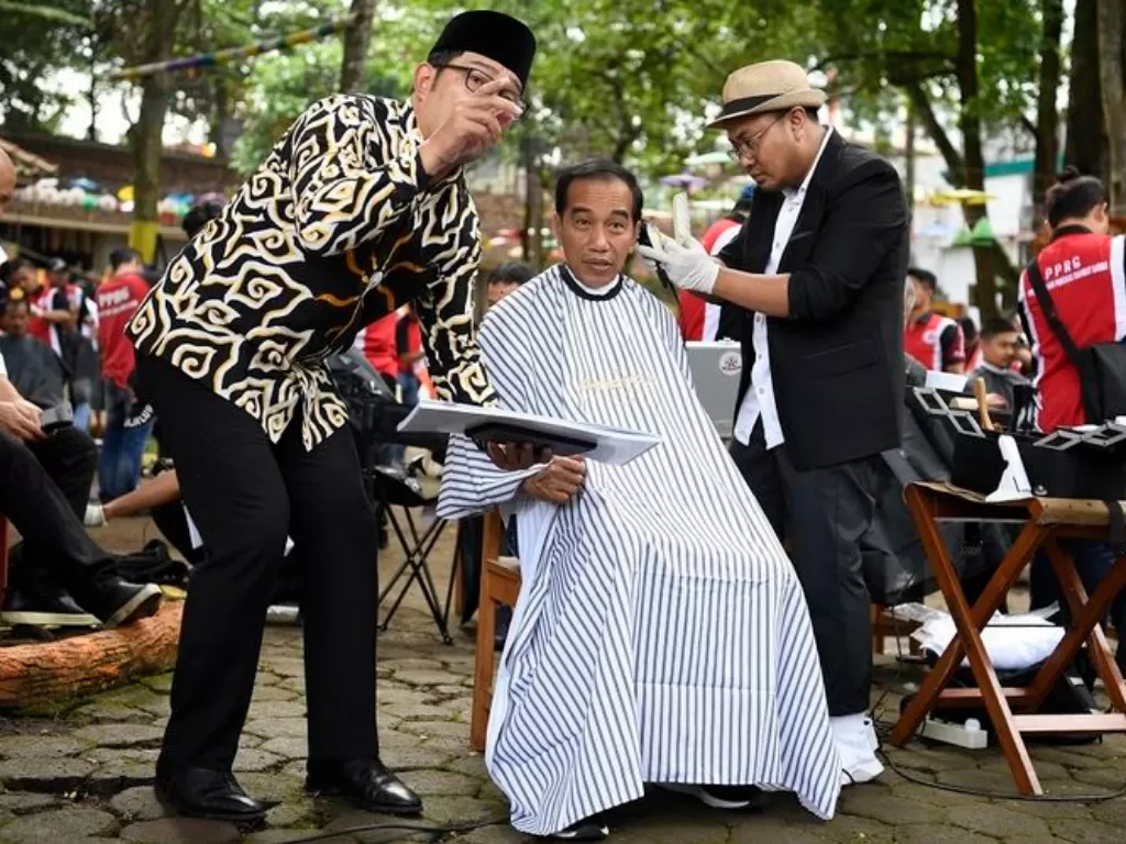 Jokowi (tengah) bersama Herman si tukang cukur (kanan) (ANTARA/Puspa Perwitasari).