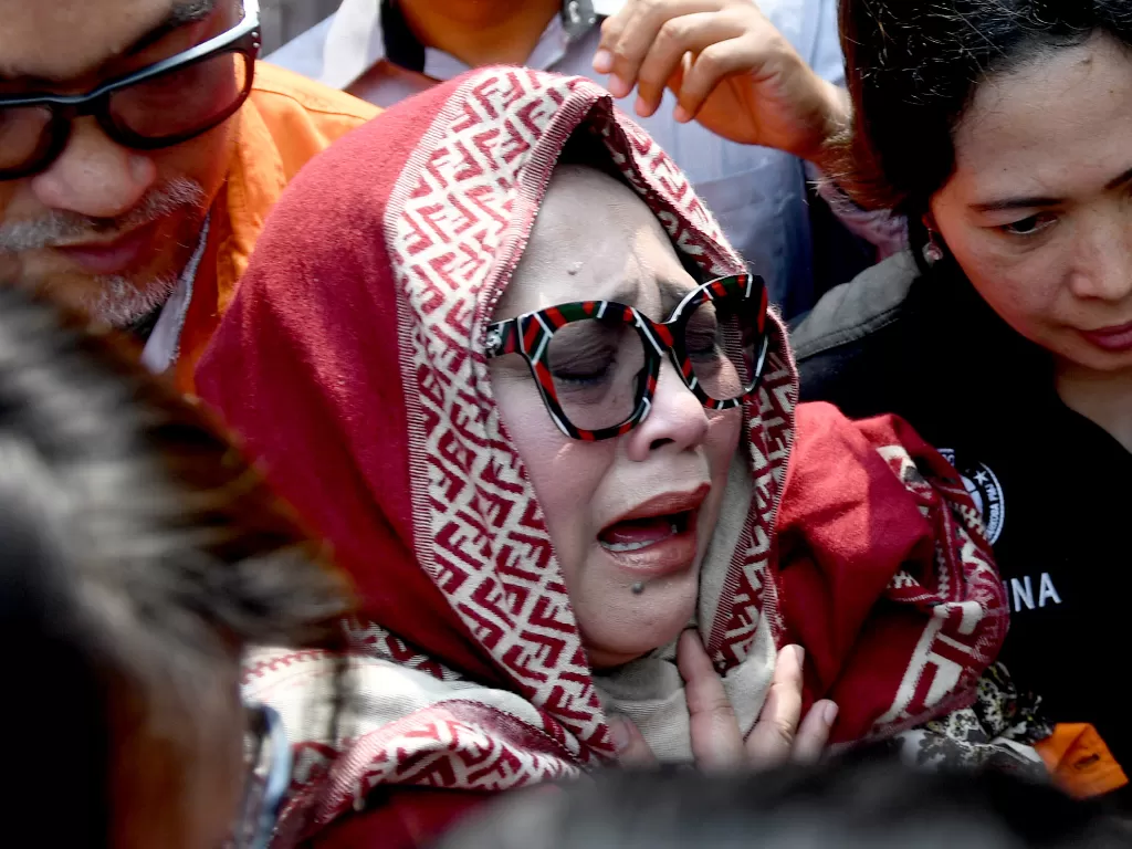 Tersangka kasus penyalahgunaan narkoba Tri Retno Prayudati alias Nunung menangis saat rilis kasus di Mapolda Metro Jaya, Jakarta, Senin (22/7/2019) (ANTARA/Akbar Nugroho Gumay).