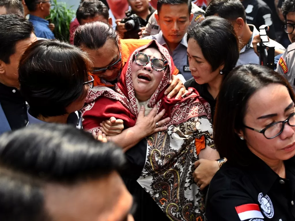 Tersangka kasus penyalahgunaan narkoba Tri Retno Prayudati alias Nunung (depan) dan July Jan Sambiran (belakang) menangis saat rilis kasus di Mapolda Metro Jaya, Jakarta, Senin (22/7/2019). ANTARA FOTO/Akbar Nugroho Gumay