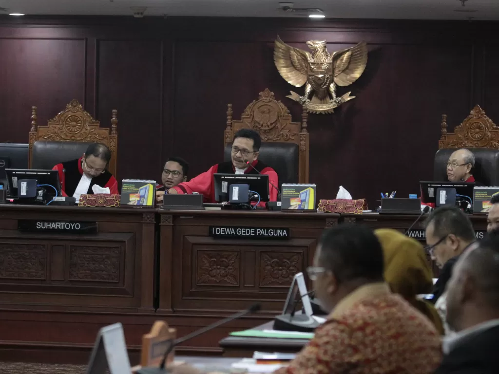 Majelis Hakim Mahkamah Konsititusi (MK) . I Dewa Gede Palguna (tengah) didampingi dua hakim konstitusi Suhartoyo (kiri) dan Wahiduddin Adams (kanan) saat memimpin sidang. ANTARA FOTO/Reno Esnir