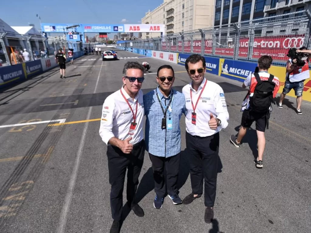 Anies Baswedan tengah bersama para petinggi Formula E ketika kunjungan kerja di Amerika Serikat (Twitter/@aniesbaswedan).