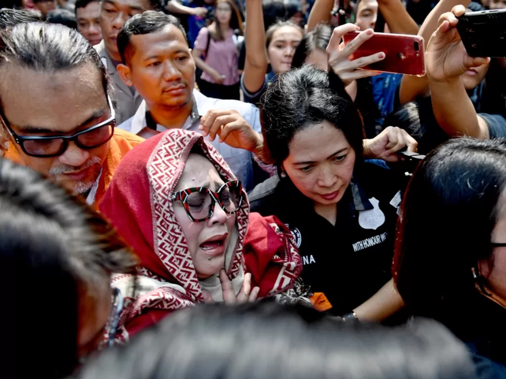 Tersangka kasus penyalahgunaan narkoba Tri Retno Prayudati alias Nunung (depan) dan July Jan Sambiran (belakang) menangis saat rilis kasus di Mapolda Metro Jaya, Jakarta, Senin (22/7/2019). ANTARA FOTO/Akbar Nugroho Gumay