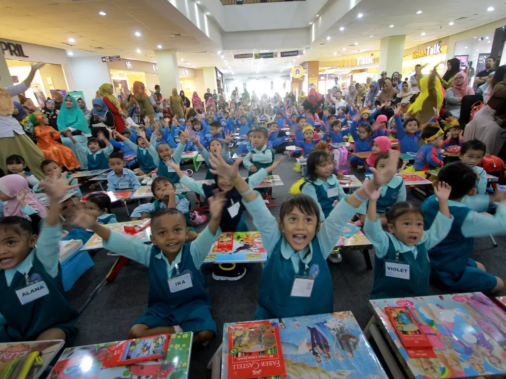 Sejumlah siswa-siswi taman kanak-kanak merayakan Hari Anak Nasional di Gorontalo. ANTARA FOTO/Adiwinata Solihin
