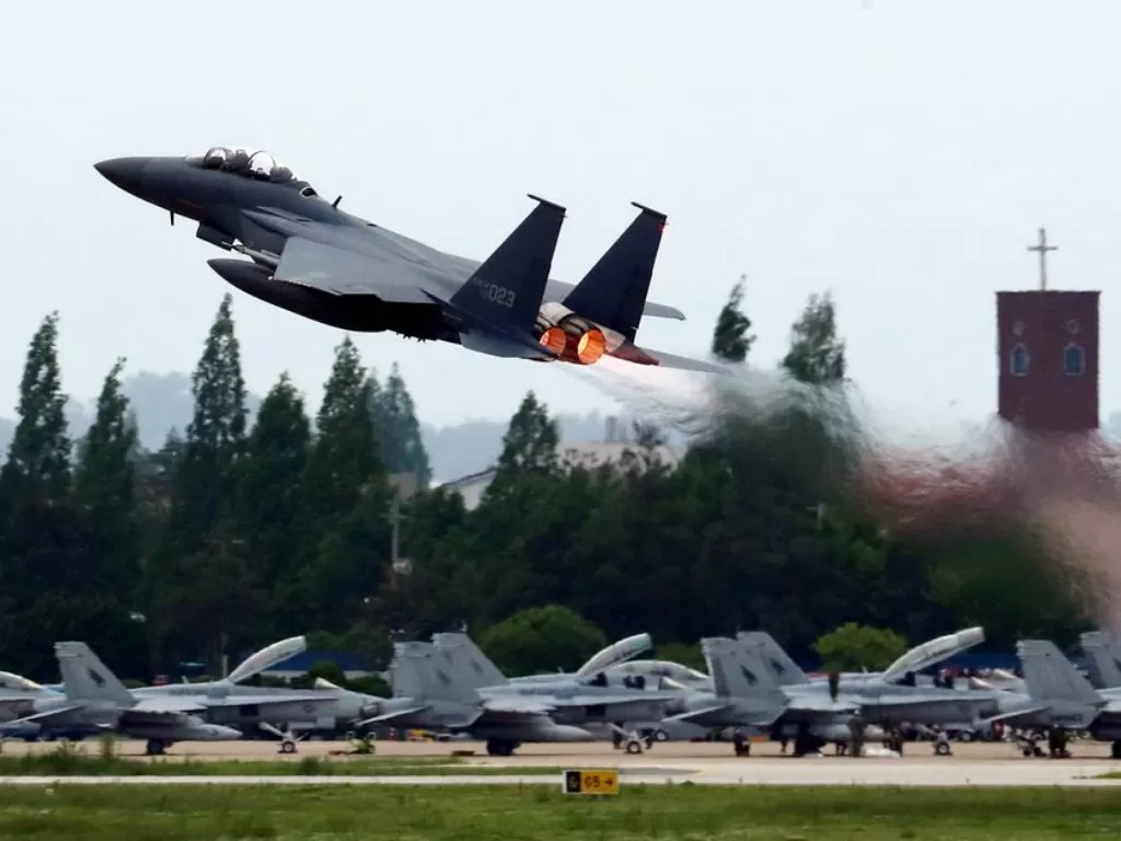 Pesawat tempur lepas landas dari  Pangkalan Udara Gwangju,.(Reuters.com/Yonhap via Reuters)