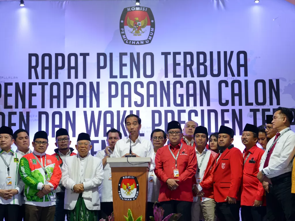 Presiden dan Wakil Presiden terpilih periode 2019-2024, Joko Widodo (tengah) dan KH Ma'ruf Amin (ketiga kiri) didampingi pimpinan partai Koalisi Indonesia kerja memberikan keterangan pers di gedung KPU, Jakarta, Minggu (30/6/2019). KPU resmi menetapkan Jo