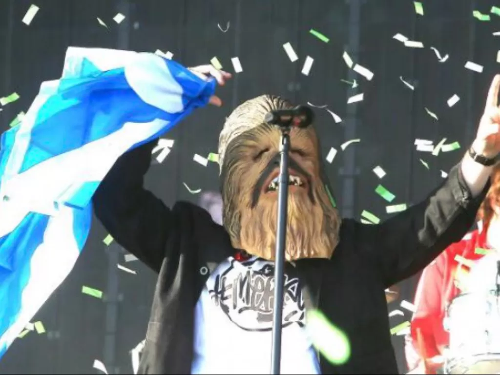 Lewis Capaldi saat mengenakan topeng Chewbacca di atas panggung/Twitter @AllyFarrell