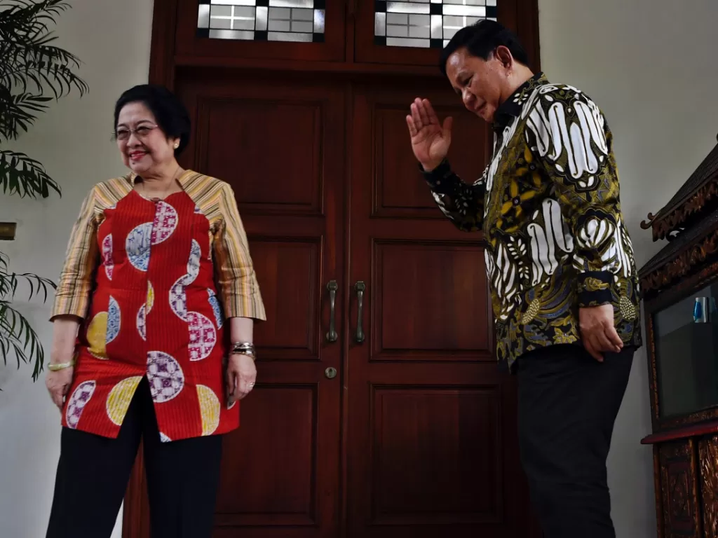 Megawati Soekarnoputri (kiri) dan Ketua Umum Partai Gerindra Prabowo Subianto melakukan pertemuan di Jalan Teuku Umar, Jakarta, Rabu (24/7/2019). ANTARA FOTO/Puspa Perwitasari