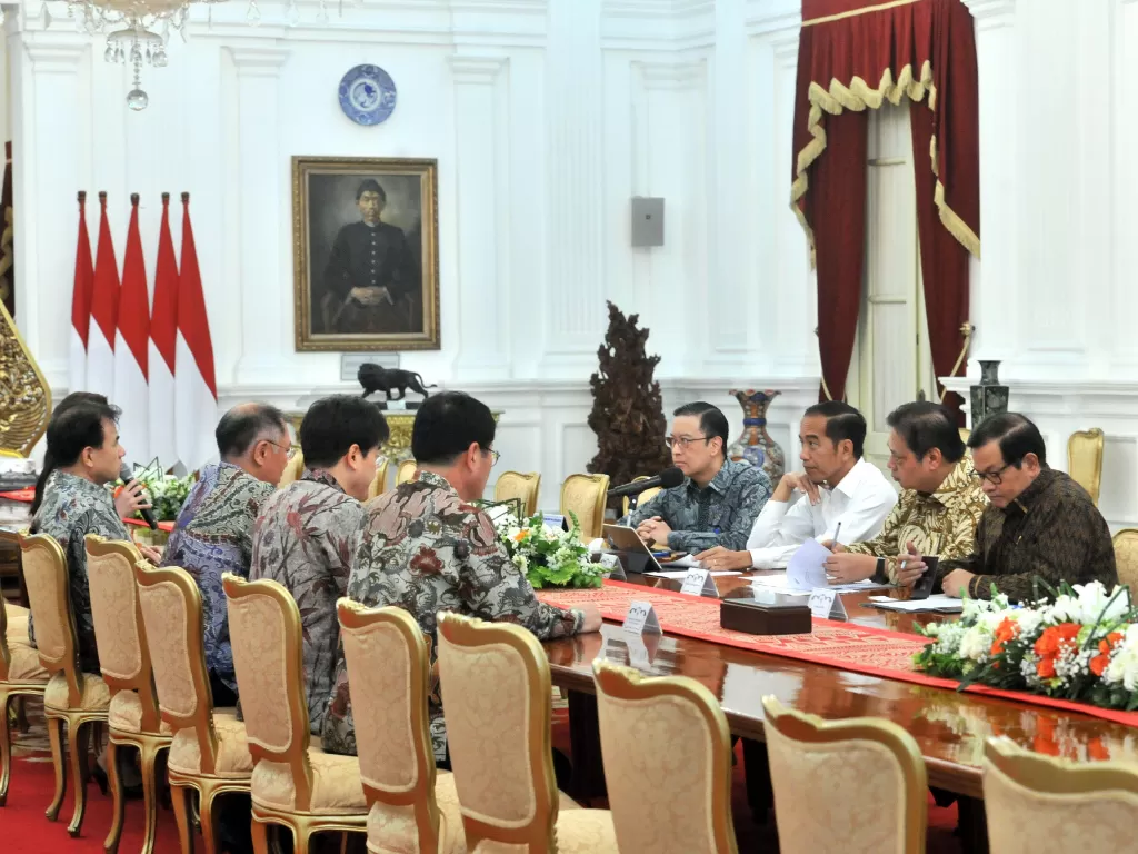Presiden Jokowi didampingi sejumlah pejabat menerima pimpinan Hyunday Motors Group, di Istana Merdeka, Jakarta, Kamis (25/7) pagi. (Foto: Jay/Humas)