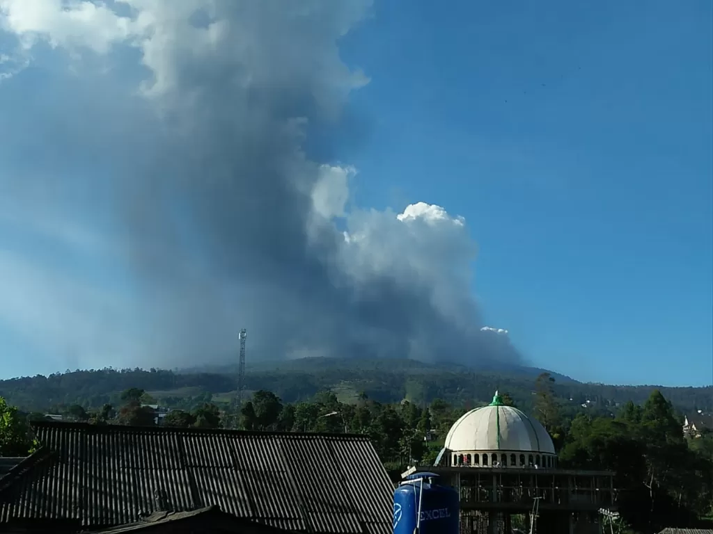 Gunung Tangkuban Parahu Erupsi. (Twitter/@BNPB_Indonesia)