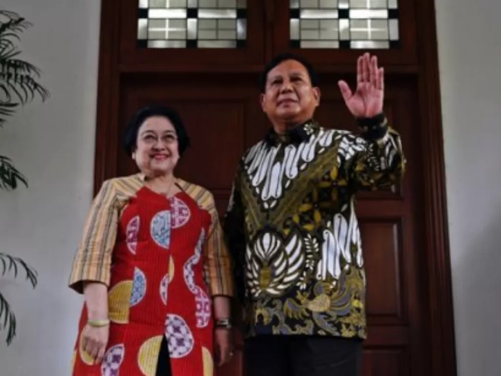Megawati Soekarnoputri (kiri) dan Ketua Umum Partai Gerindra Prabowo Subianto melakukan pertemuan di Jalan Teuku Umar, Jakarta, Rabu (24/7/2019). ANTARA FOTO/Puspa Perwitasari