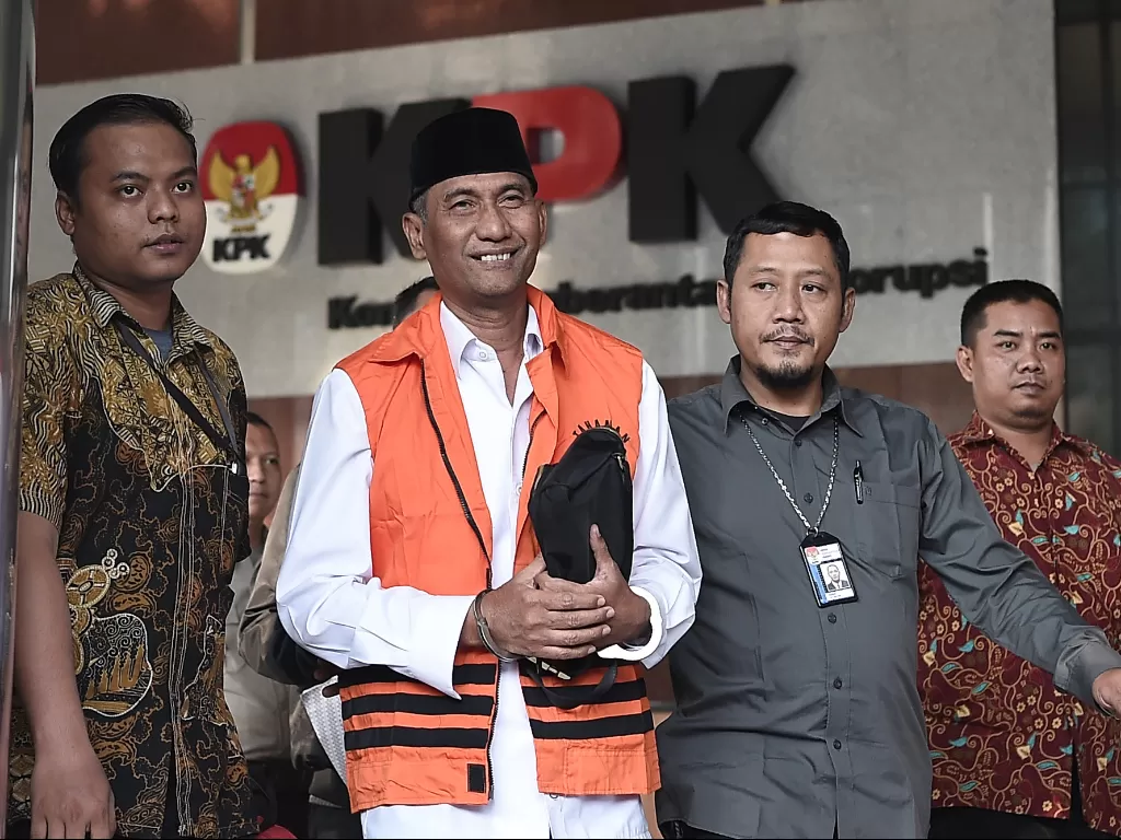Tersangka terkait dugaan kasus suap pengisian jabatan perangkat daerah Pemerintah Kabupaten Kudus tahun 2019, Bupati Kudus 2018-2023 Muhammad Tamzil (kedua kiri) usai menjalani pemeriksaan di Gedung KPK, Jakarta, Sabtu (27/7/2019). /ANTARA FOTO/M Risyal H