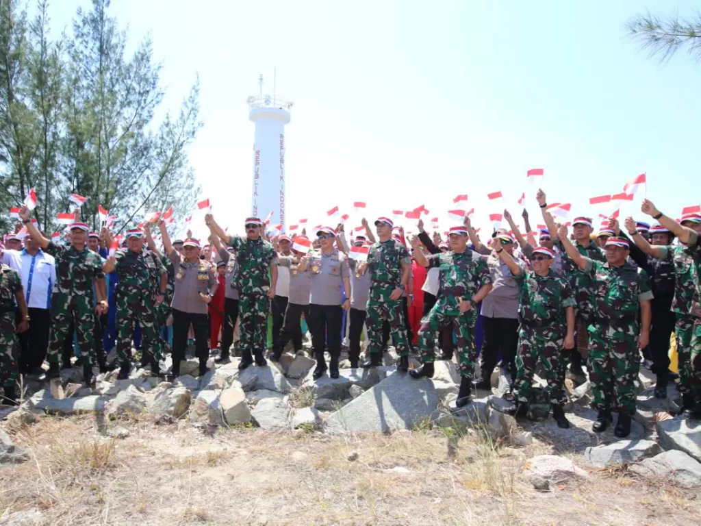 Panglima TNI saat meninjau pos perbatasan di Pulau Nipah. (Puspen TNI)