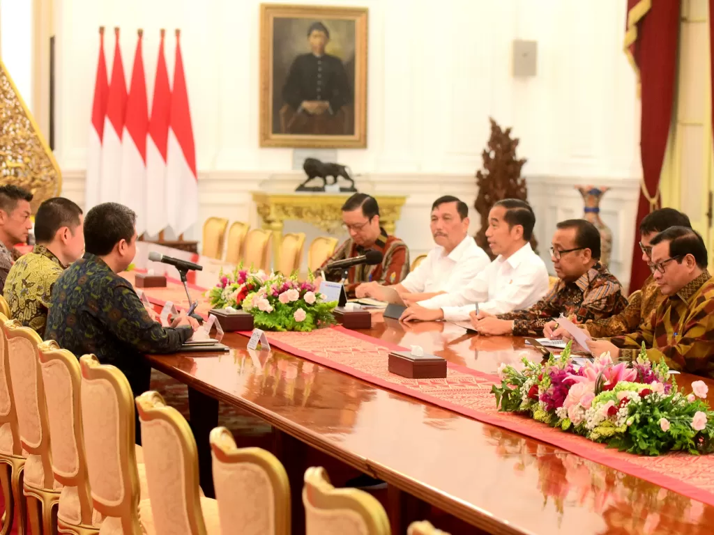 Presiden Jokowi didampingi sejumlah menteri menerima delegasi pimpinan SoftBank, Jepang, di Istana Merdeka, Jakarta, Senin (19/7/2019)/Rahmat/Humas