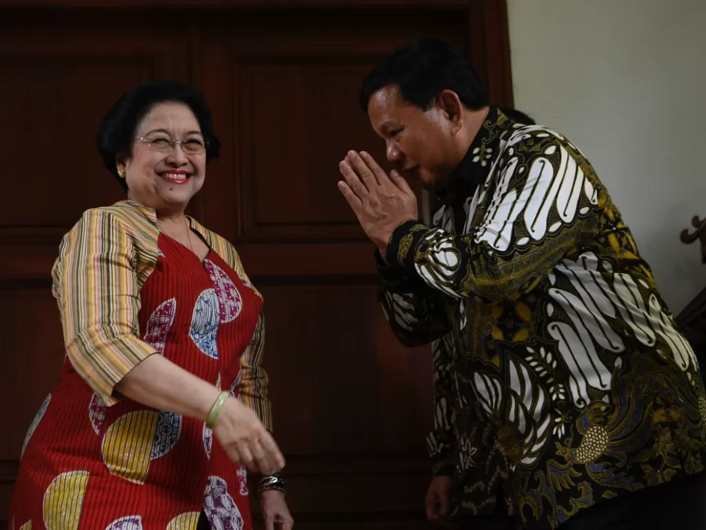Prabowo Subianto (kanan) berpamitan kepada Megawati Soekarnoputri usai menggelar pertemuan tertutup di Jakarta, Rabu (24/7/2019) (ANTARA/Puspa Perwitasari).