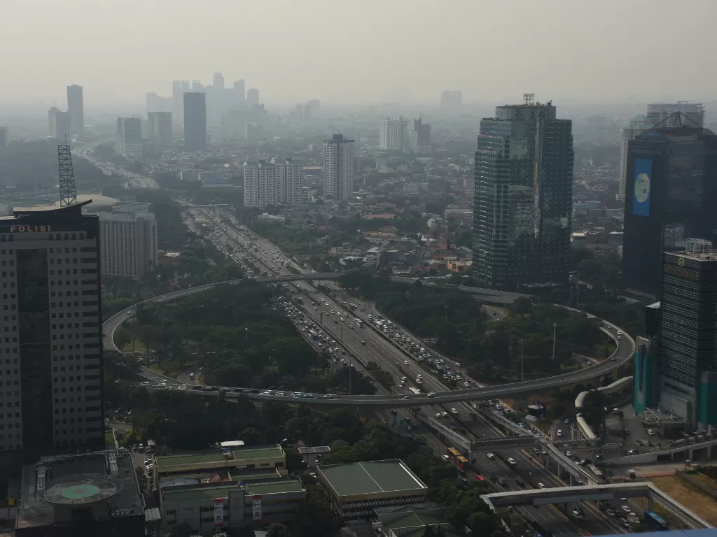 Suasana gedung-gedung bertingkat yang diselimuti asap polusi di Jakarta, Senin (29/7/2019). (ANTARA/Indrianto Eko Suwarso).