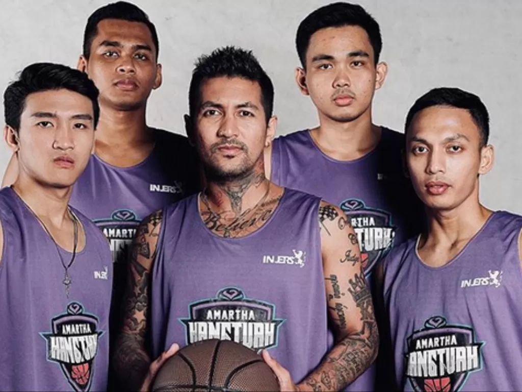 Kelly Purwanto (tengah) kembali ke klub lamanya/Instagram/@hangtuah.basketball