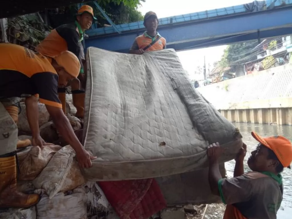 Lima kasur dan satu sofa ditemukan di Kali Grogol. (Dok. UPK Badan Air Jakarta Barat).