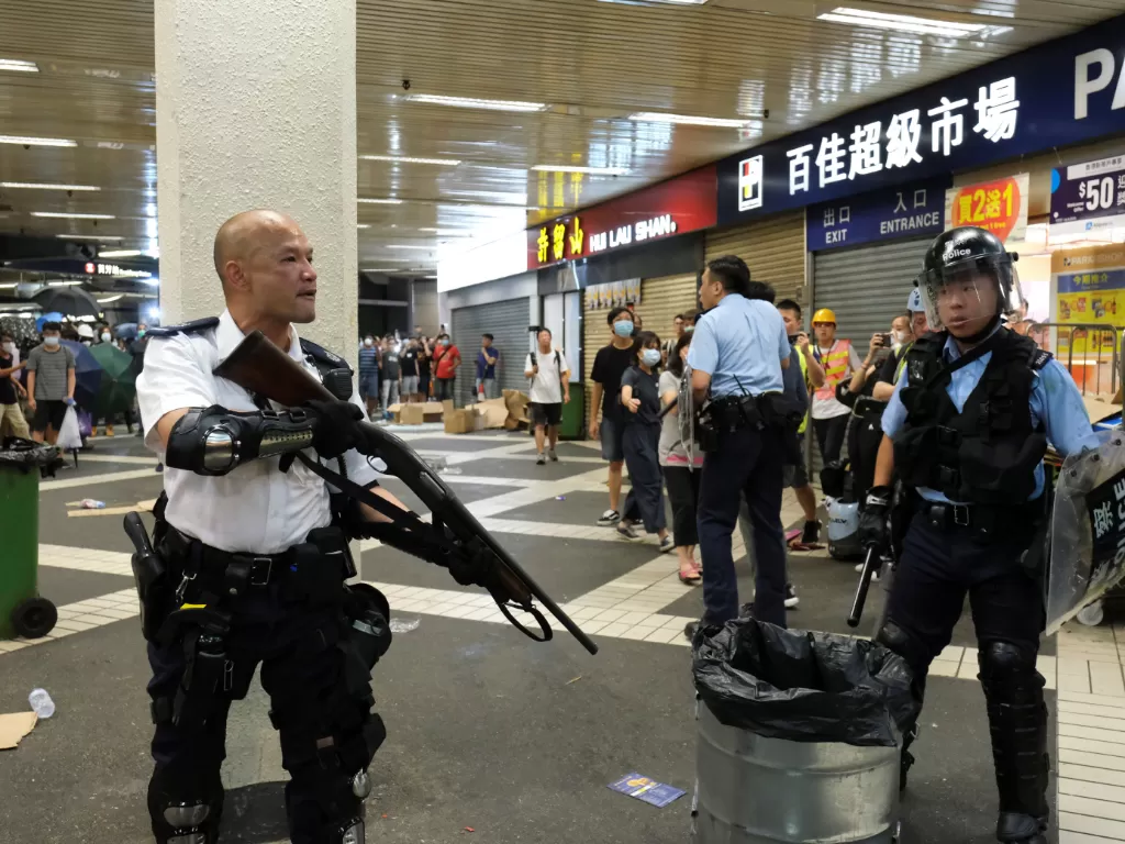 Polisi mengambil tindakan tegas untuk membubarkan massa. (REUTERS/Tyrone Siu)