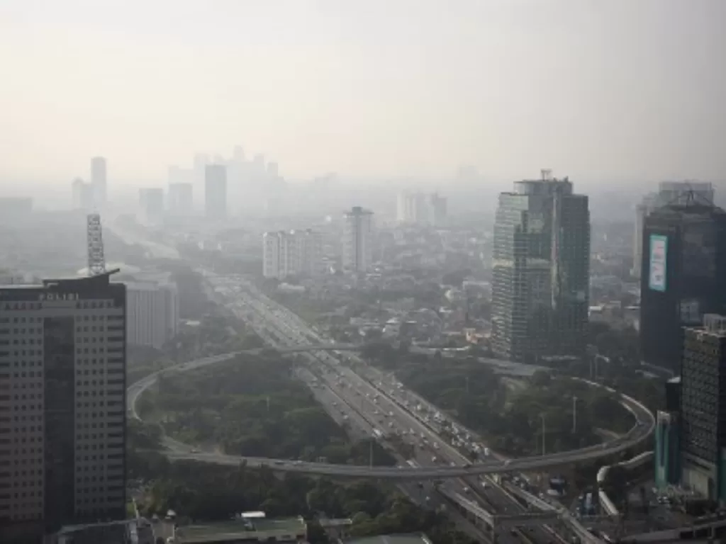 Tingkat polusi udara di Jakarta berada pada angka 154 yang menunjukkan bahwa kualitas udara di Ibu Kota termasuk kategori tidak sehat. Antara/M Risyal Hidayat