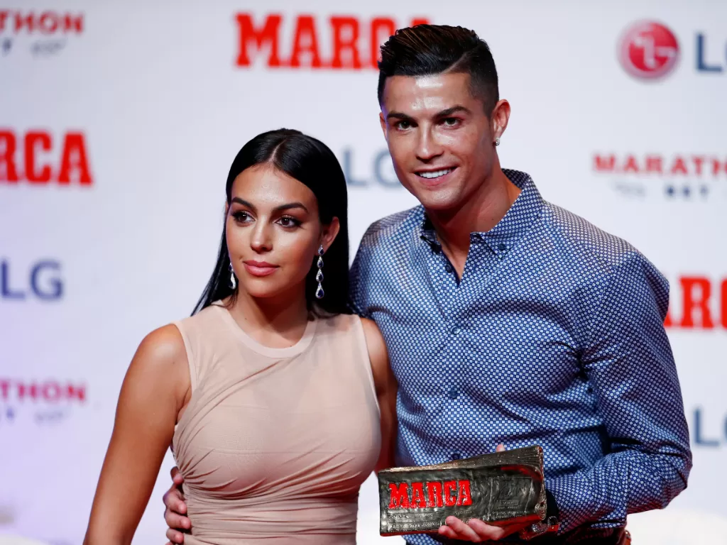 Cristiano Ronaldo saat menerima penghargaan dari Marca. (Reuters/Juan Medina)
