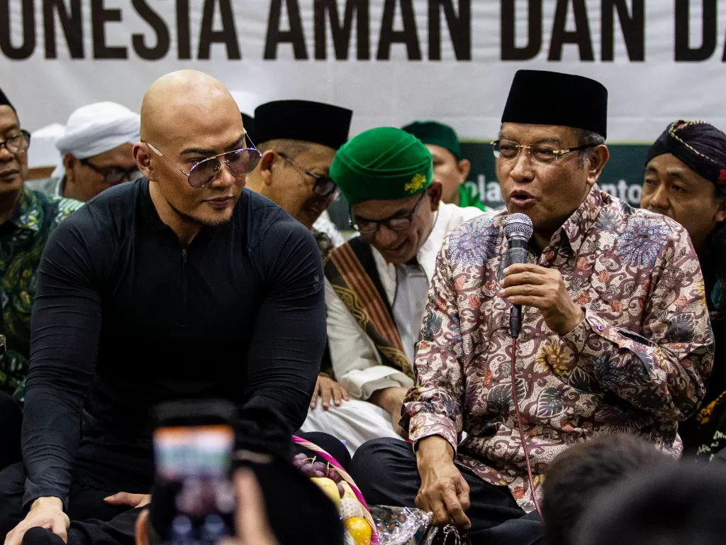 Ketua Umum PBNU, Said Aqil Siradj (kanan) bersama Deddy Corbuzier (kiri) ketika menghadiri Istighosah PBNU di Jakarta, Rabu (31/7/2019). (ANTARA/Dhemas Reviyanto).