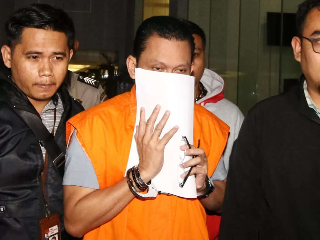 Staf PT INTI Taswin Nur mengenakan rompi tahanan seusai menjalani pemeriksaan terkait Operasi Tangkap Tangan (OTT) kasus dugaan korupsi di PT Angkasa Pura II di Gedung KPK, Jakarta, Jumat (2/8/2019). (ANTARA/Rivan Awal Lingga).