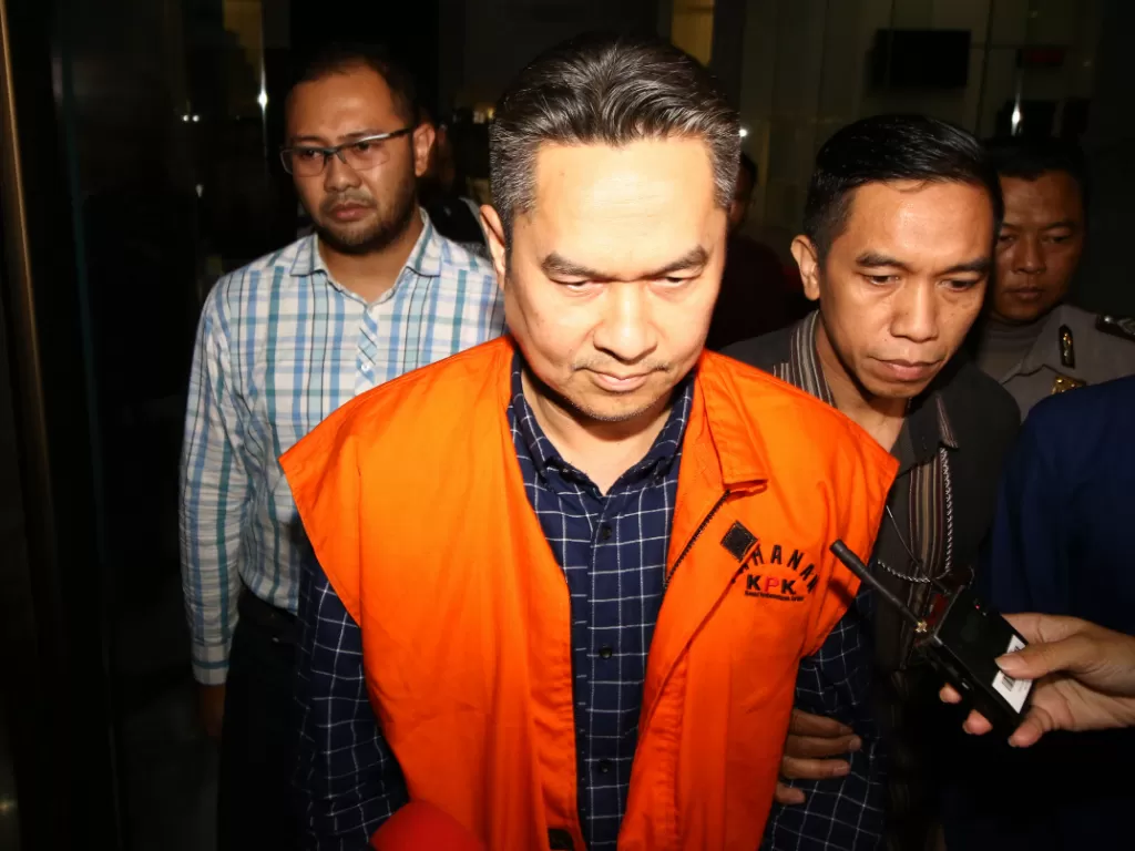 Direktur Keuangan PT Angkasa Pura II Andra Y. Agussalam mengenakan rompi tahanan, Jumat (2/8/2019). (ANTARA/Rivan Awal Lingga).