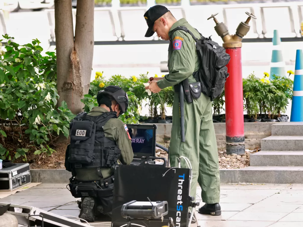Aparat keamanan Thailand memeriksa sisa material bom Bangkok. (Reuters/Soe Zeya Tun)