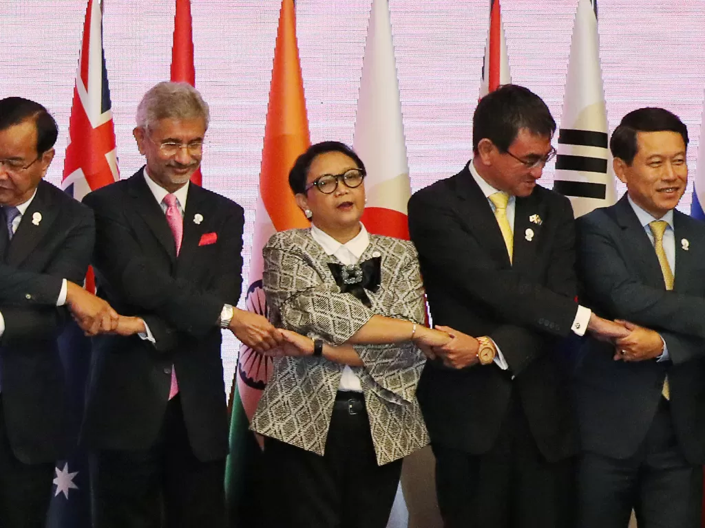 Menlu Retno Marsudi ketika menghadiri rapat antara Menteri Luar Negeri ASEAN (REUTERS/Athit Perawongmetha).