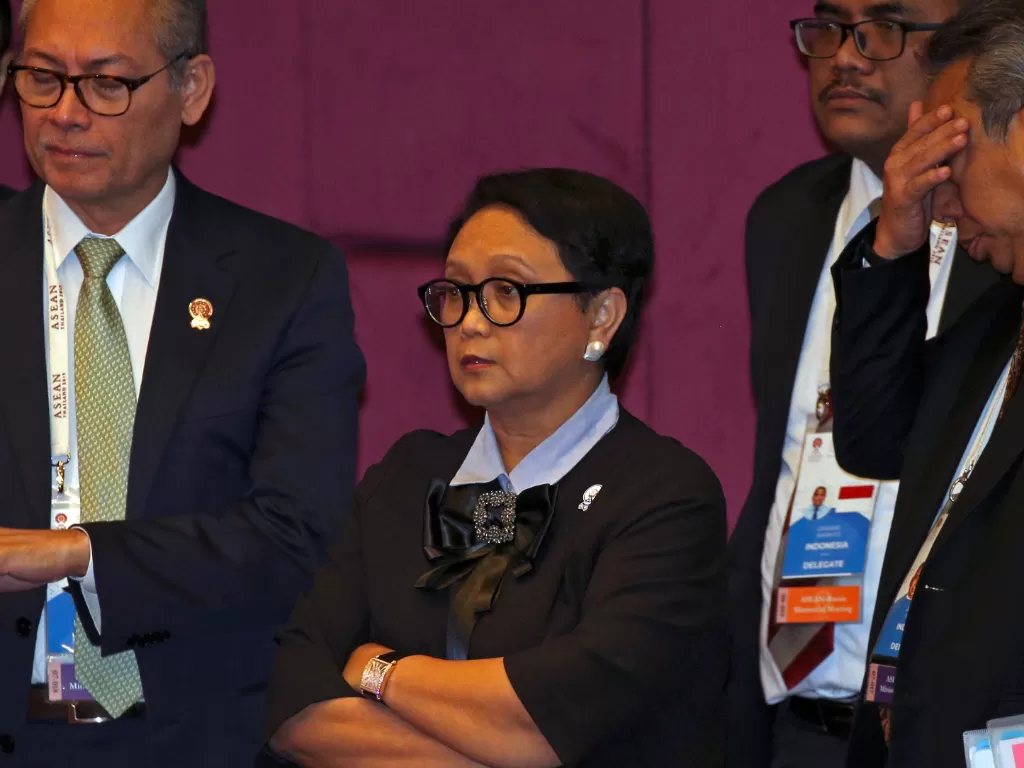 Menteri Luar Negeri Republik Indonesia Retno Marsudi (tengah) berada di Thailand saat teror bom mengguncang Bangkok, Jumat (2/8/2019). (REUTERS/Athit Perawongmetha)