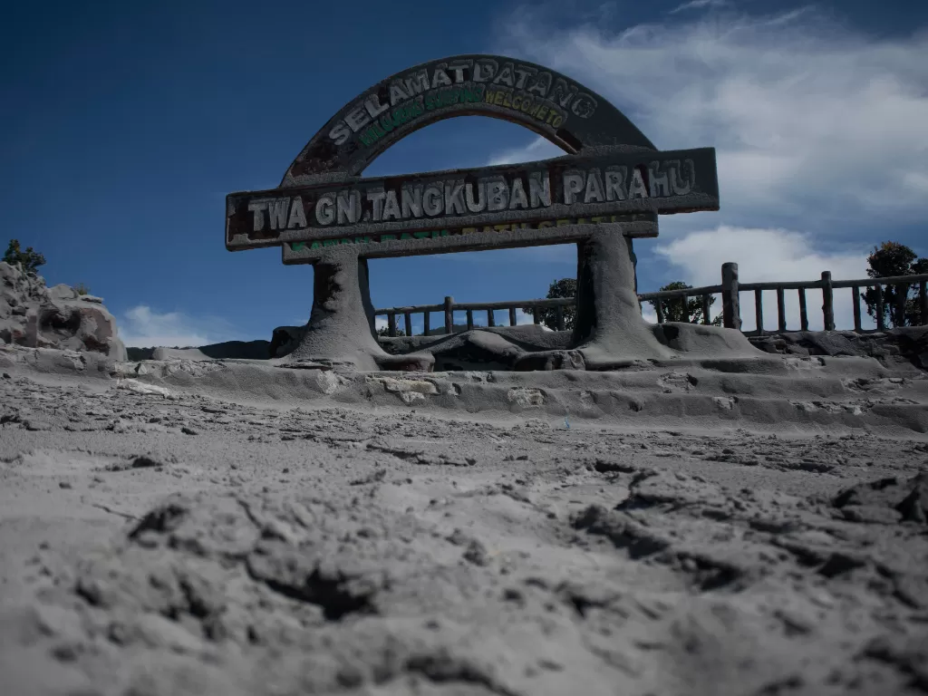 Kondisi pintu Selamat Datang Gunung Tangkuban Parahu yang tertutup abu vulkanik di kawasan wisata Kawah Ratu Tangkuban Parahu, Kabupaten Subang, Jawa Barat, Sabtu (27/7/2019). (ANTARA/Novrian Arbi).