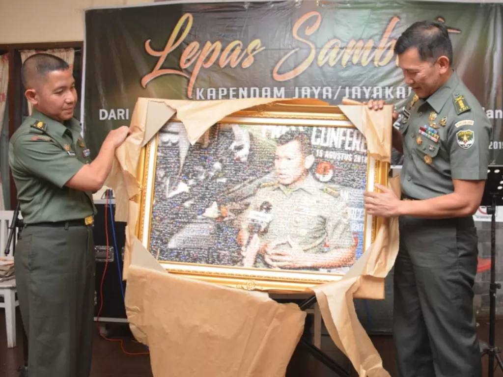 Pemberian kenang-kenangan kepada Kolonel Inf Kristomei Sianturi (kiri) dari Kapendam Jaya Letkol Czi Zulhandrie S. Mara. (Pendam Jaya)
