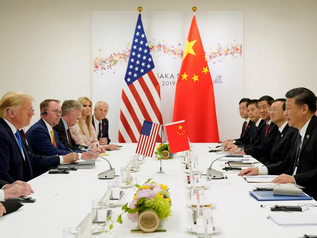Pertemuan Donald Trump dan Xi Jinping bersama rombongan masing-masing. (Reuters/Kevin Lamarque )