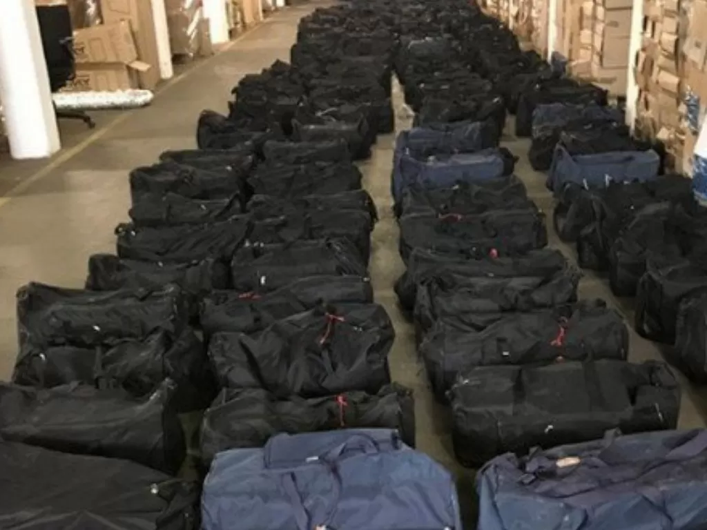 Pengiriman kokain terbesar yang disita otoritas Jerman sebesar 4,5 ton dikemas dalam 211 tas olahraga dalam perjalanan dari Montevideo di Uruguay melalui Hamburg ke Antwerpen, Belgia. - Reuters