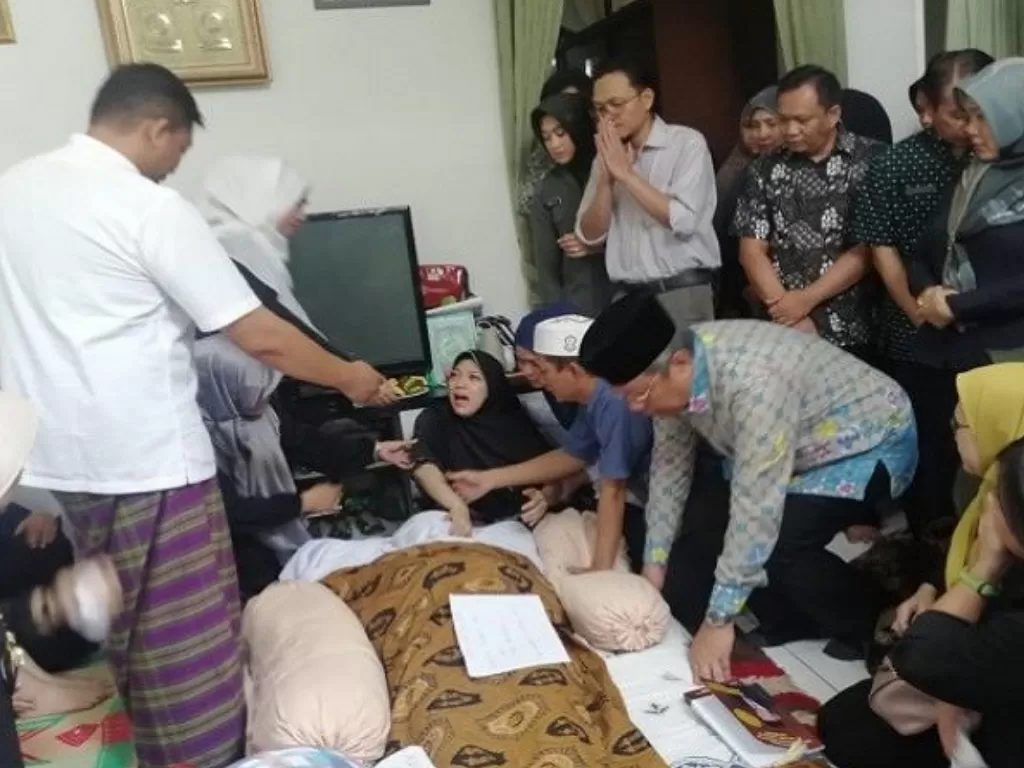 Para kerabat menangisi kepergian calon anggota Paskibra Tangsel Aurellia Quratu Aini, Kamis (1/8/2019). Polisi mendalami dugaan Aurel meninggal akibat penganiayaan oleh seniornya. (ANTARA/Deden Rojani).
