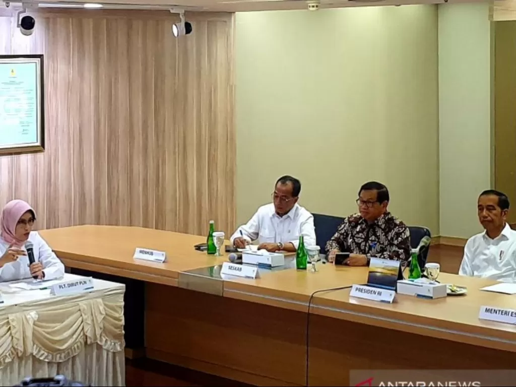 Presiden Joko Widodo saat menggelar pertemuan dengan Direksi PT PLN (Persero) di Kantor Pusat PLN. (Antara/Bayu Prasetyo)