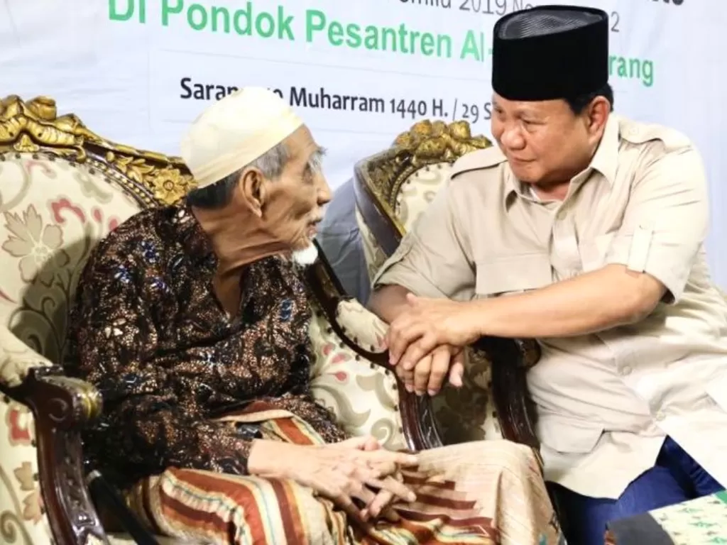 Prabowo Subianto saat berjumpa dengan K.H Maimun Zubair. (TWITTER/@prabowo)
