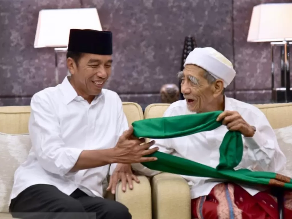 Momen Mbah Moen memberikan sorban kepada Presiden Jokowi. (Antaranews.com/Istimewa)