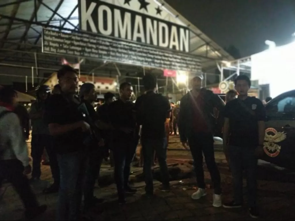 Polisi berjaga di Kafe Komandan yang jadi lokasi kericuhan antar suporter klub sepak bola. (antaranews.com/istimewa)