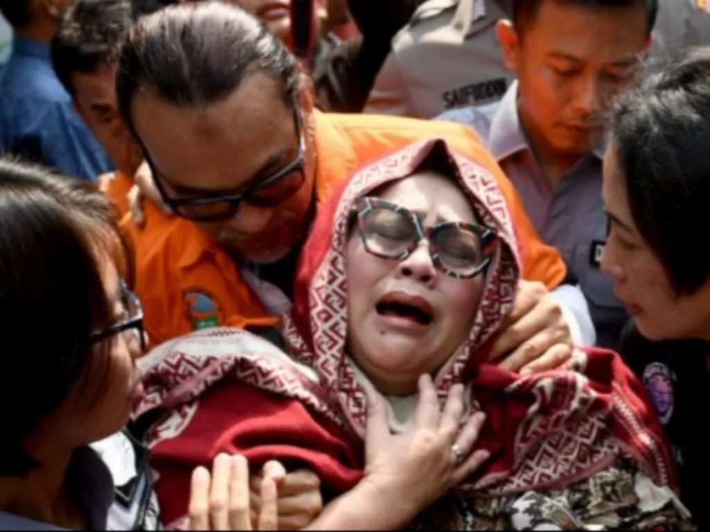 Tersangka kasus penyalahgunaan narkoba Tri Retno Prayudati alias Nunung (depan) menangis saat rilis kasus di Mapolda Metro Jaya, Jakarta, Senin (22/7/2019). (ANTARA/Akbar Nugroho Gumay).