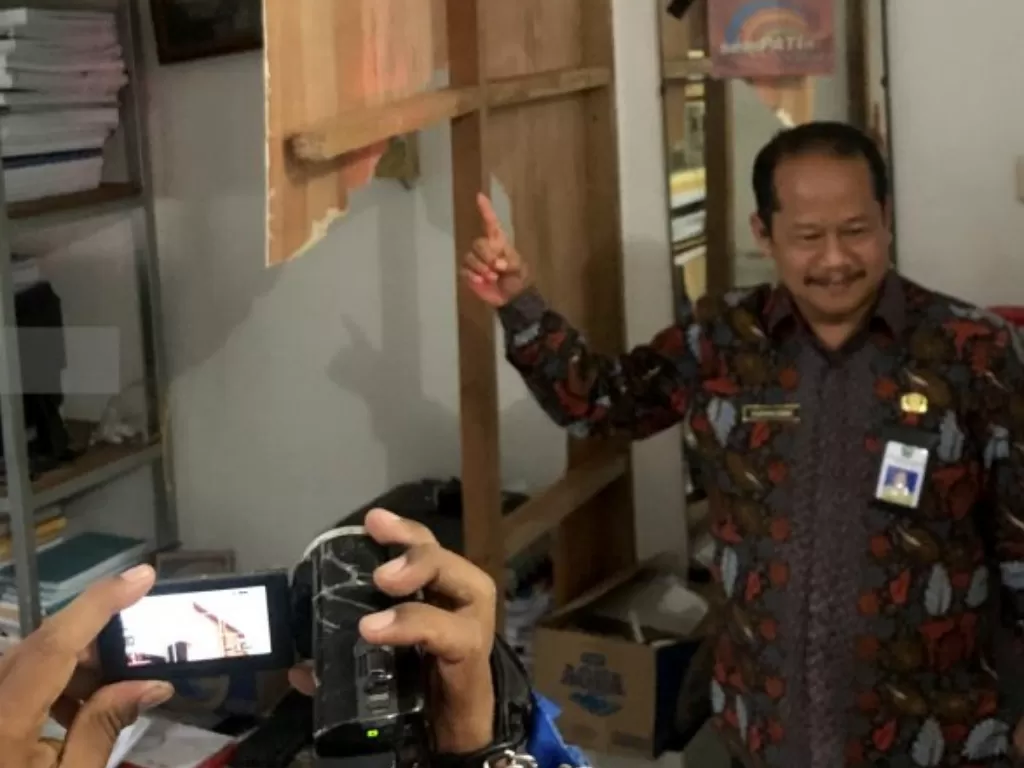 Sekretaris Dinas Kesehatan Kota Malang Sumarjono menunjukkan salah satu ruangan yang dibobol komplotan perampok bersenjata. (Antara/Vicki Febrianto).